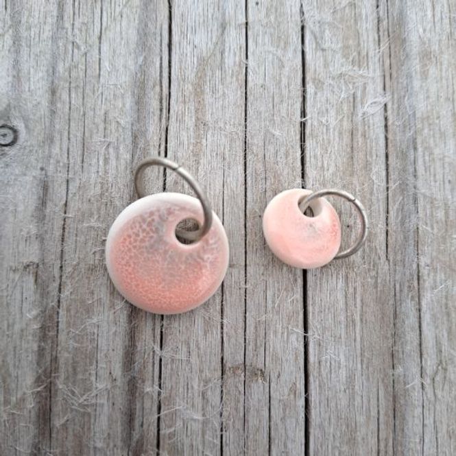 Hovedbilde Maskemarkør av porselen rosa og grå på ring