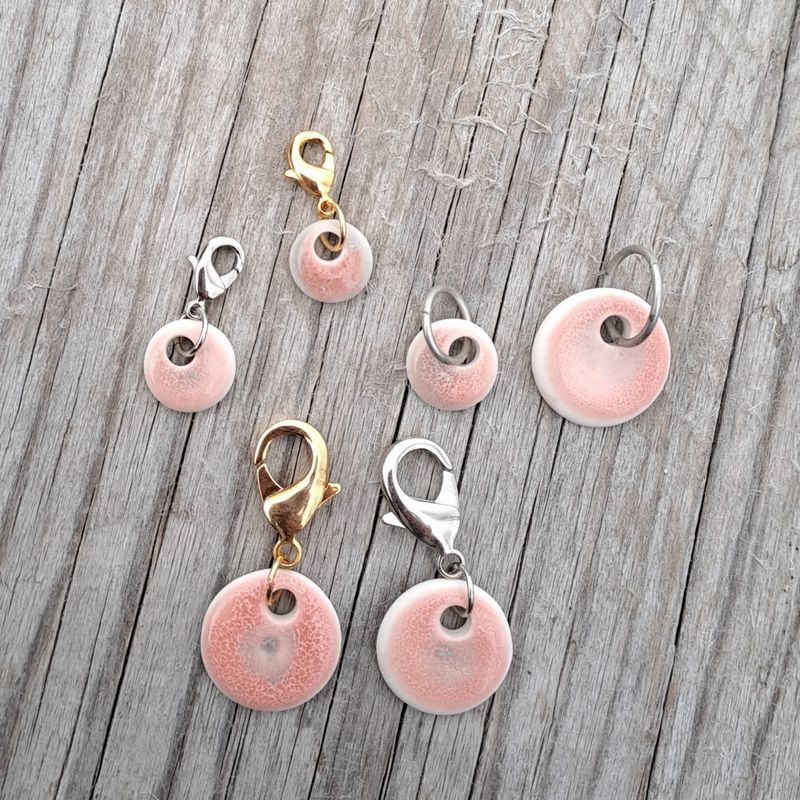 Maskemarkør av porselen rosa og grå med gullfarget krok